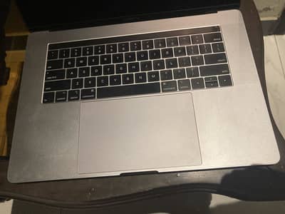 MacBook Pro core i9 16gb 512gb 4gb dedicated graphics 252cycles 15inch