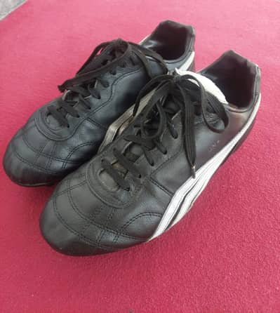 Classic Black Football Shoes – Lightweight Soccer Cleats