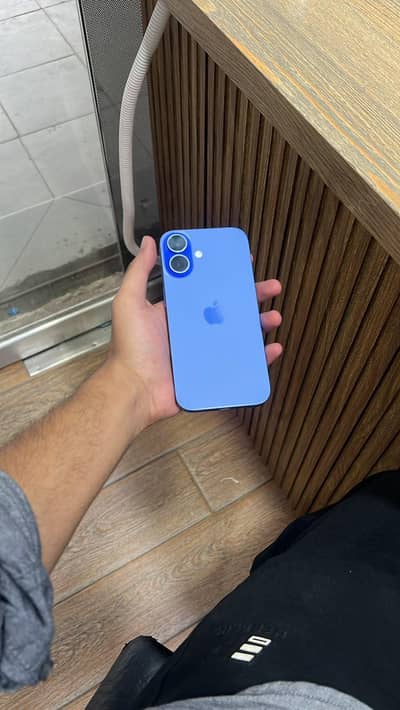 Apple iPhone 16