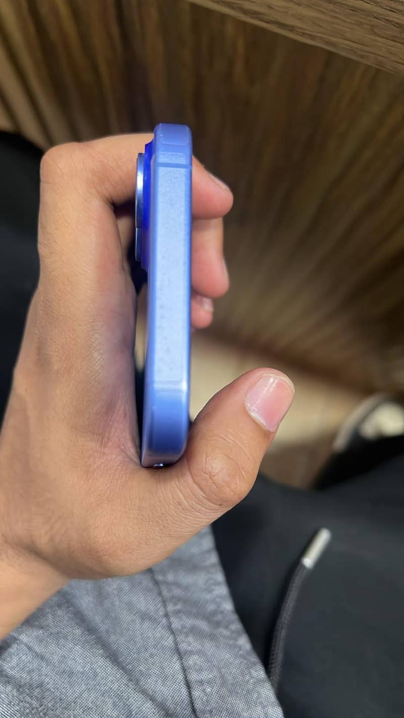 Apple iPhone 16 4