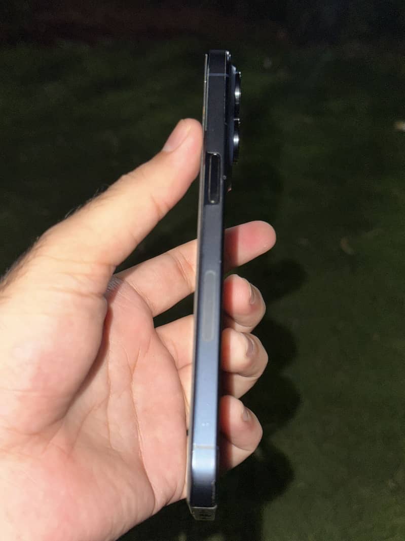 Apple iPhone 15 Pro Max 2
