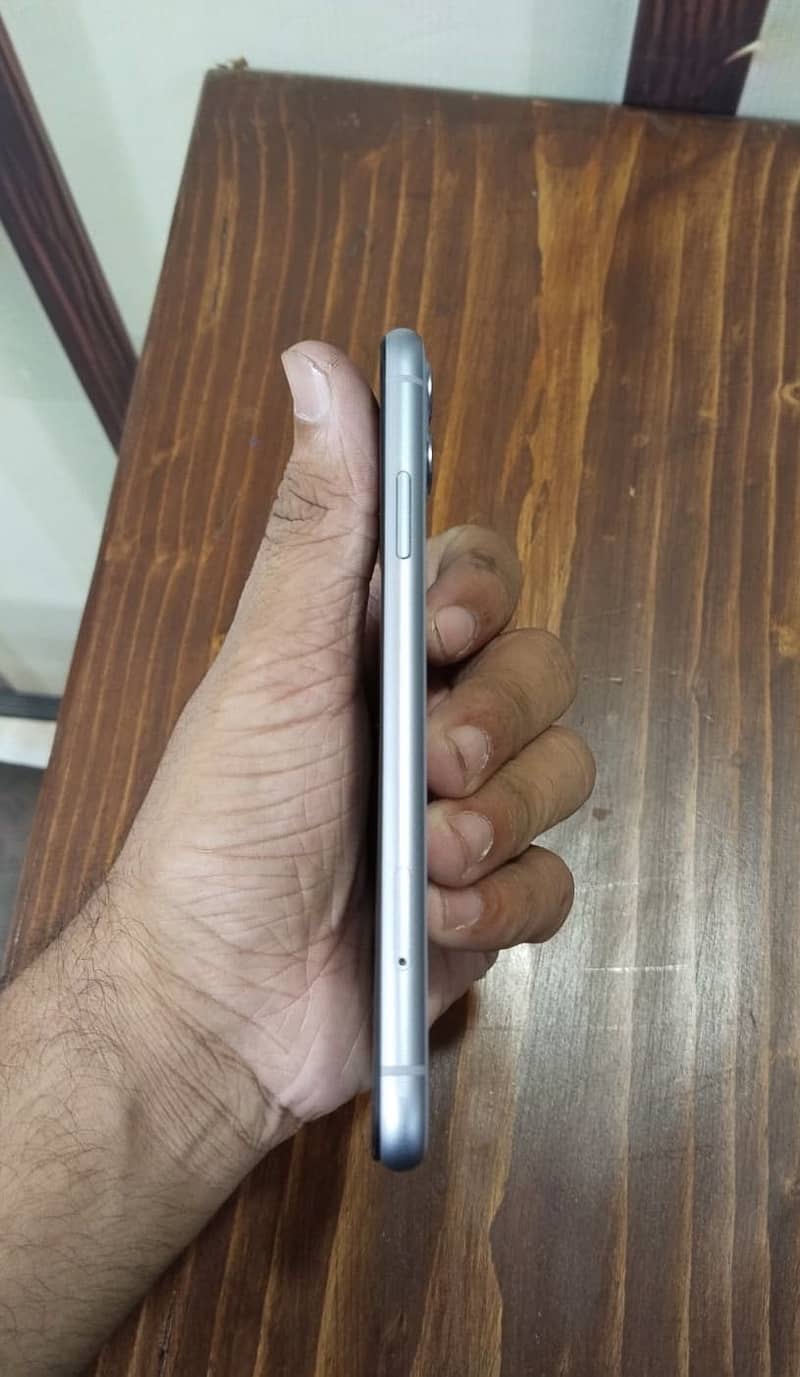 Apple iPhone 11 4