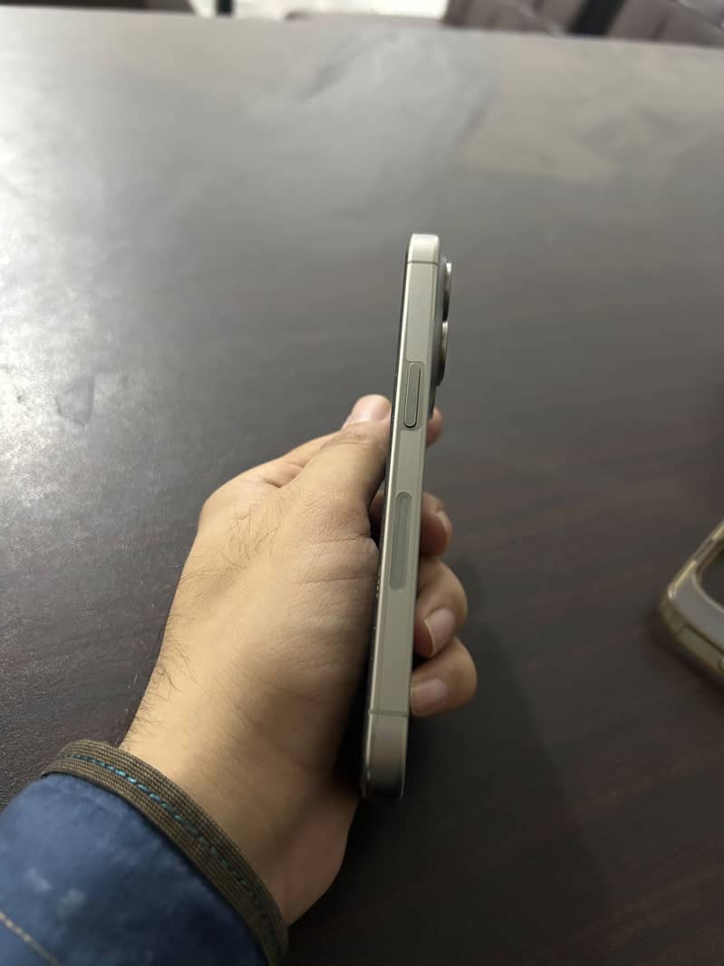 Apple iPhone 15 Pro 4