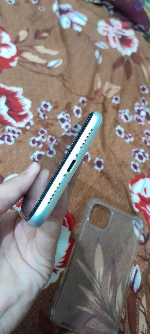 Apple iPhone 11 3