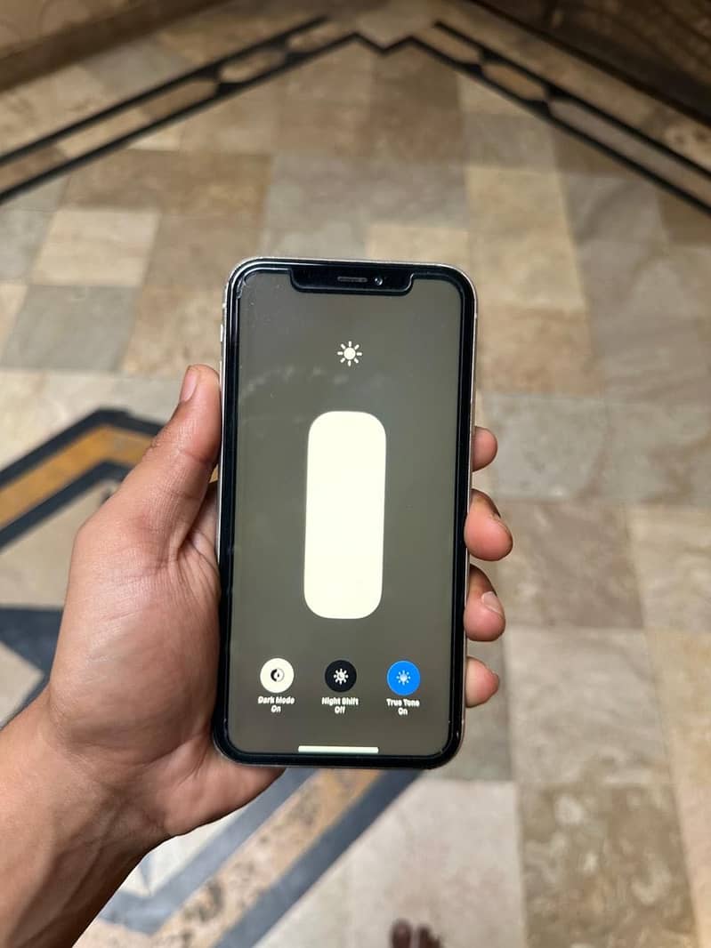 Apple iPhone XR 7