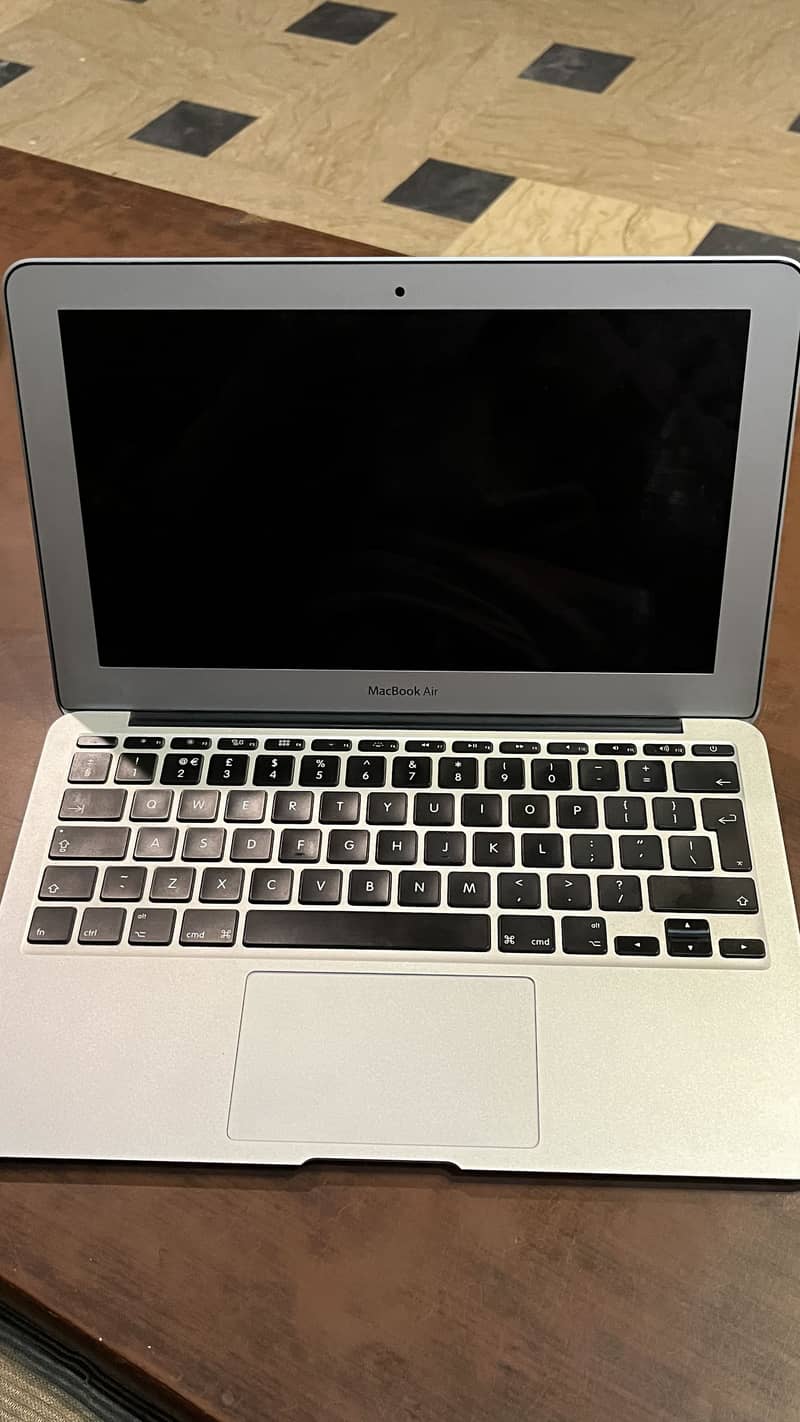 MACBOOK 2011 i7th generation 0