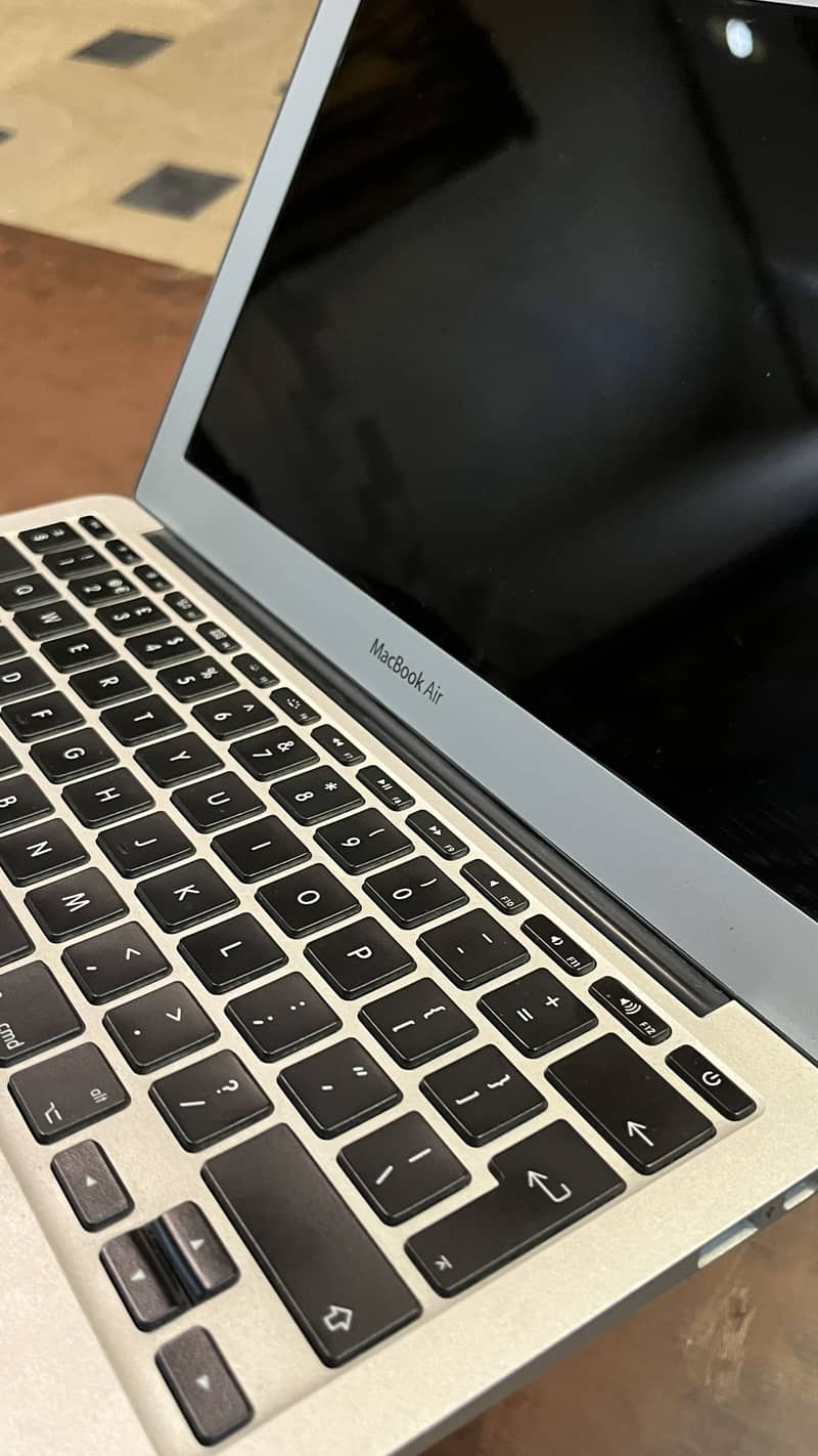 MACBOOK 2011 i7th generation 1