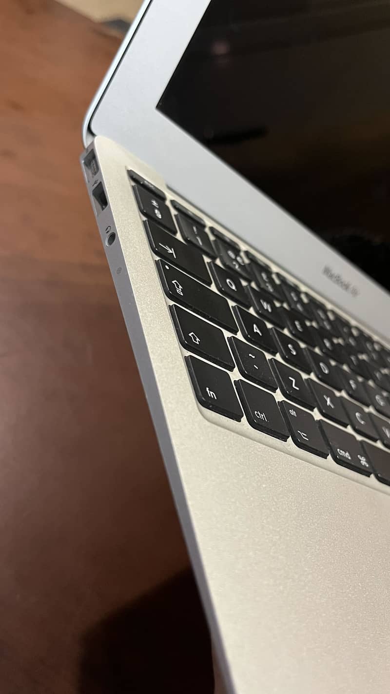 MACBOOK 2011 i7th generation 4