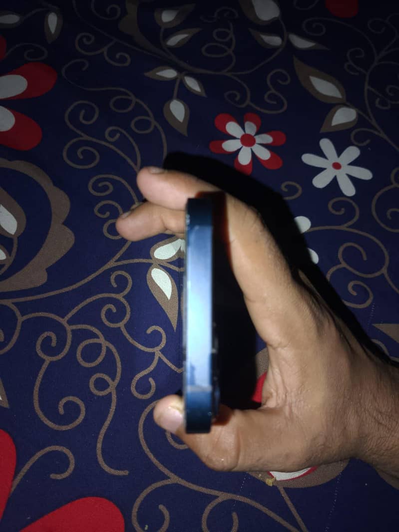 Apple iPhone 13 4