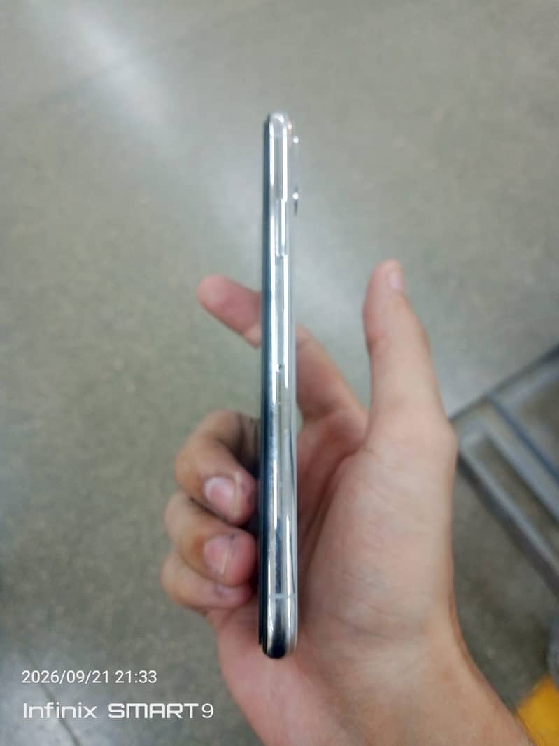 Apple iPhone X 4