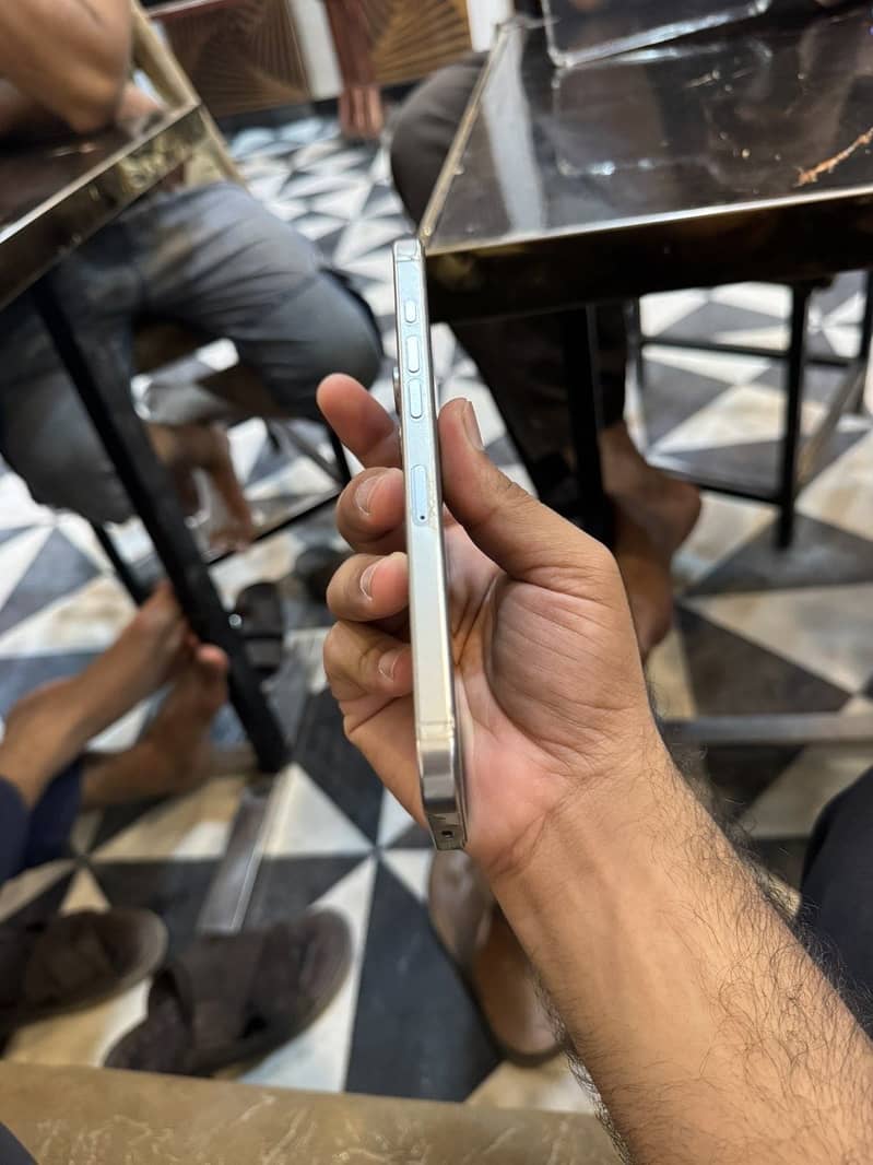 Apple iPhone 16 Pro Max 0