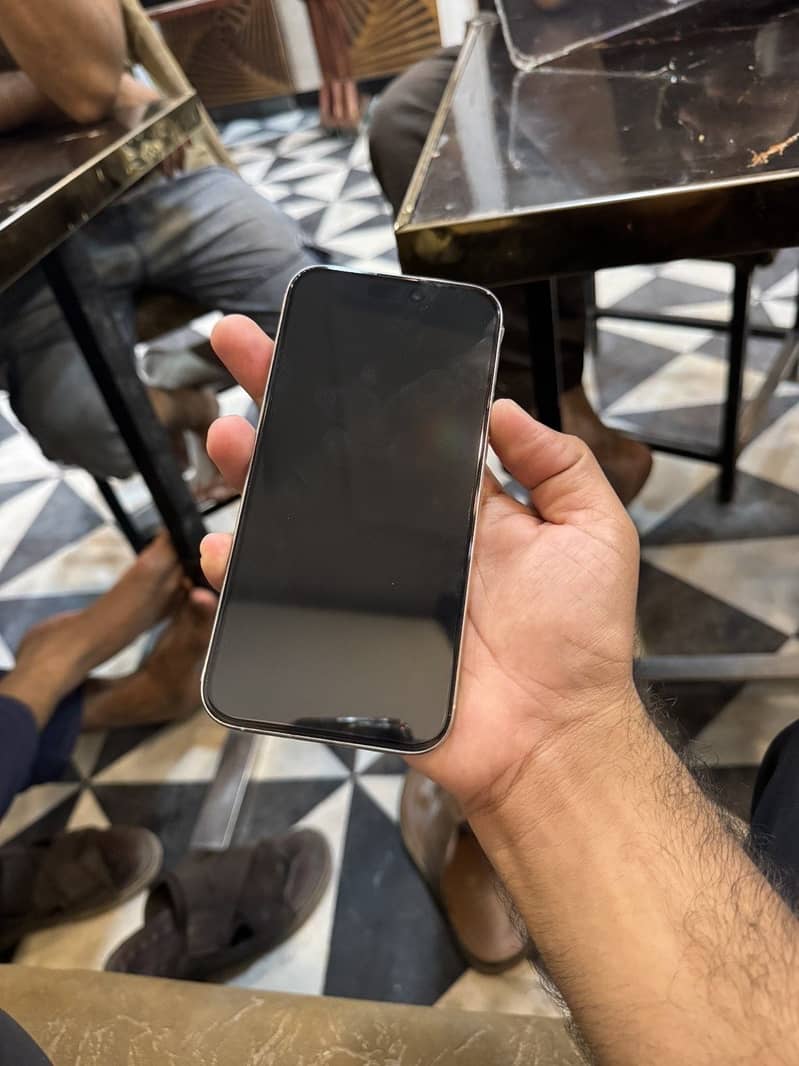 Apple iPhone 16 Pro Max 2