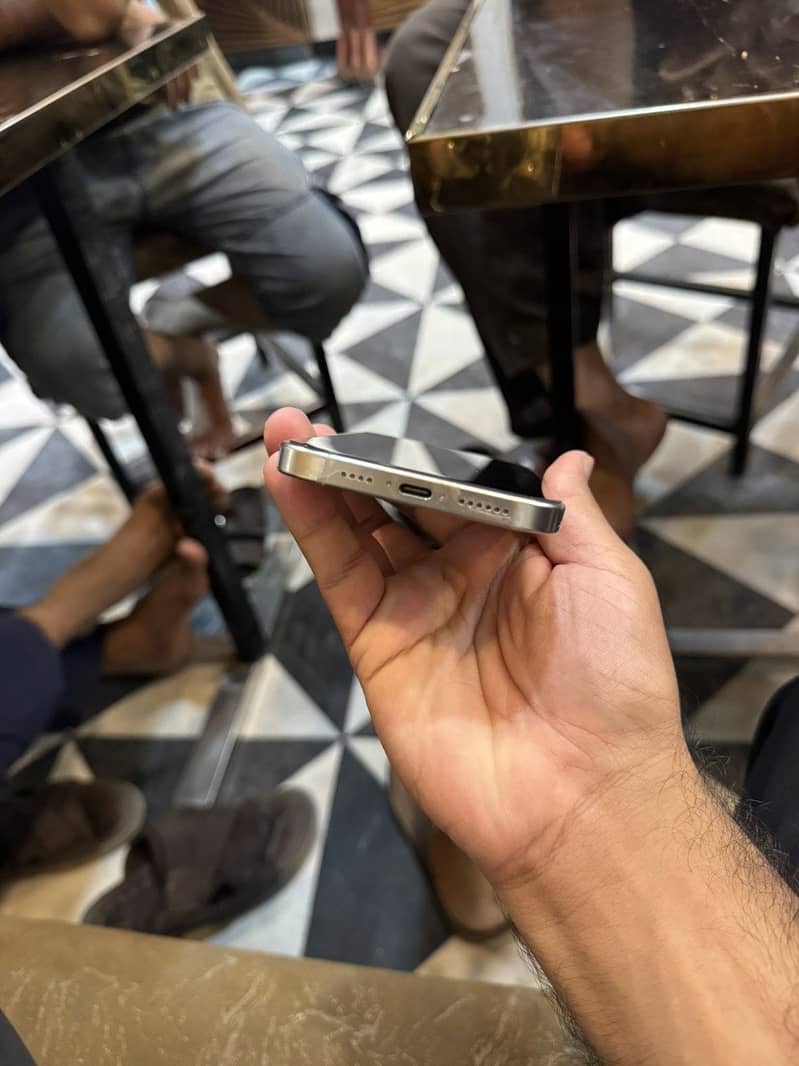 Apple iPhone 16 Pro Max 4