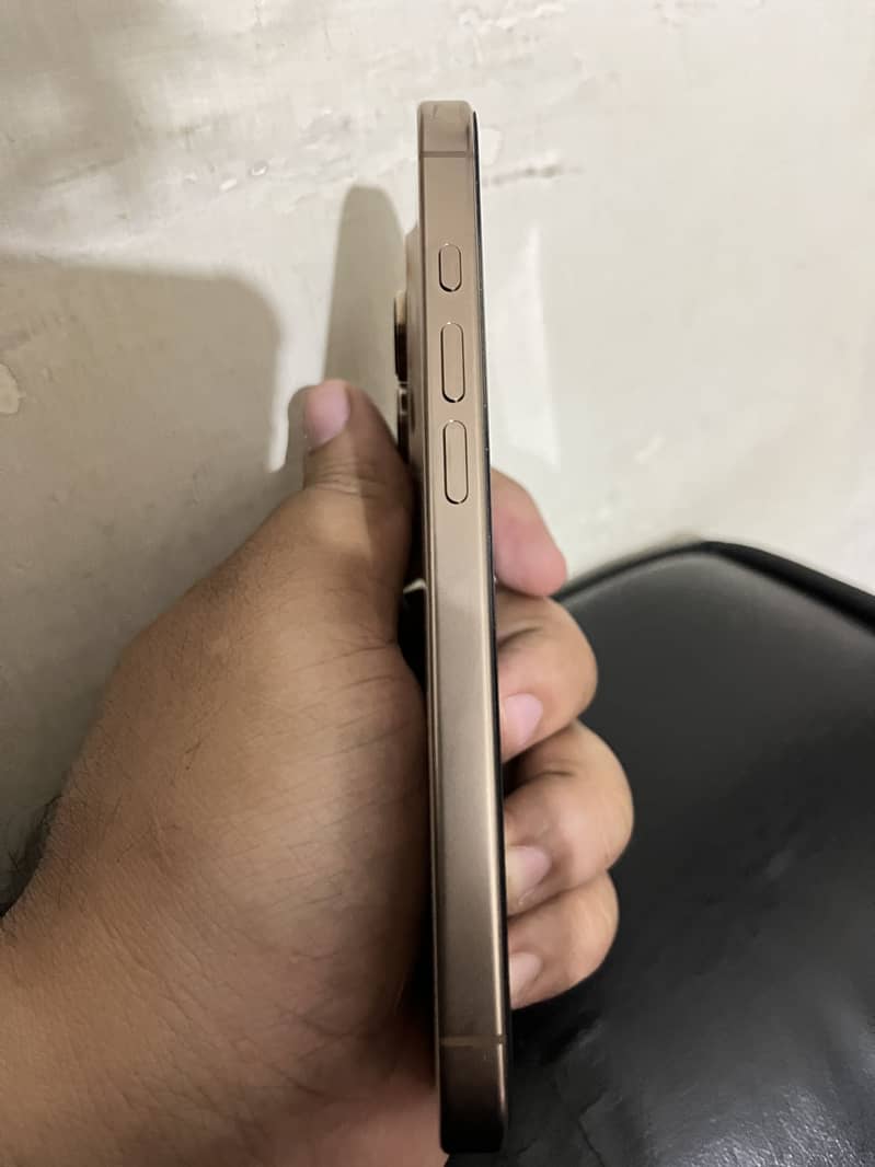 Apple iPhone 16 Pro 2