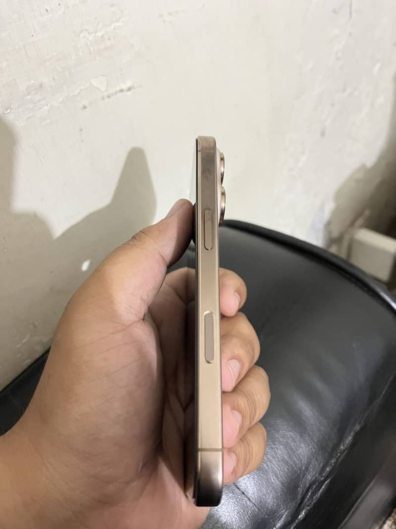 Apple iPhone 16 Pro 3