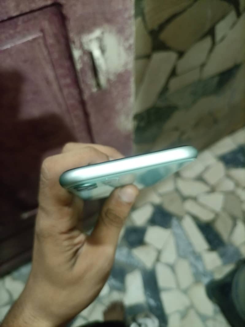 Apple iPhone 11. 6