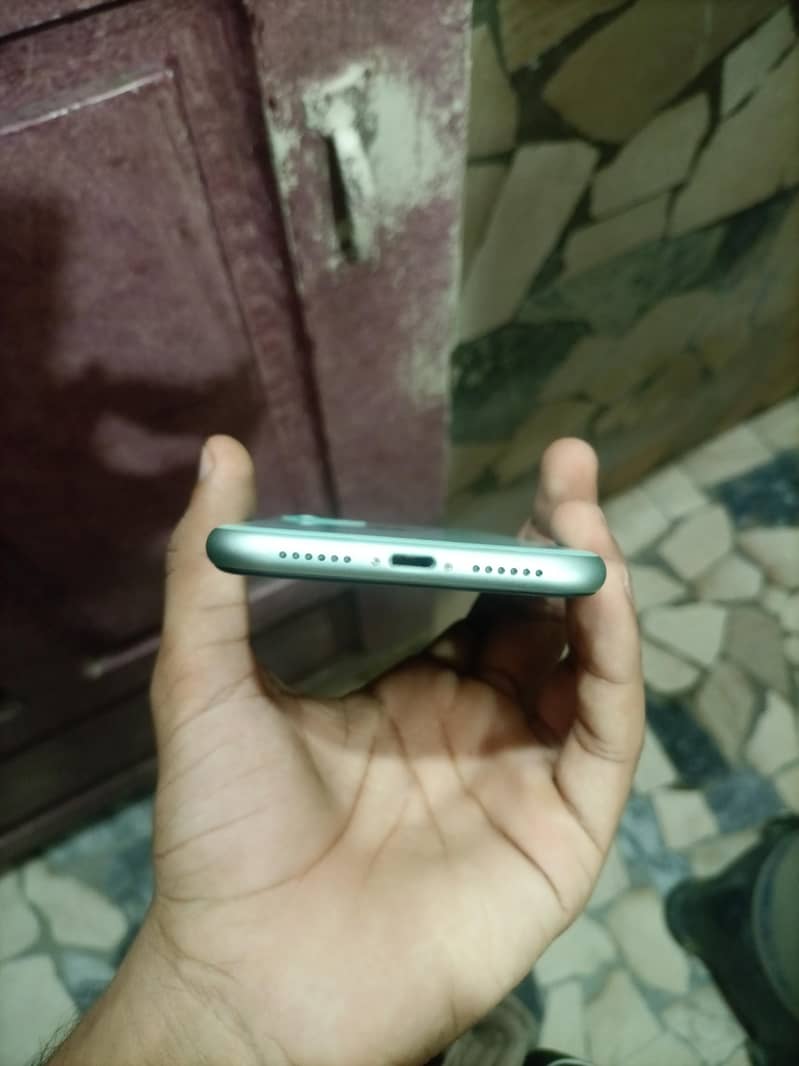 Apple iPhone 11. 8