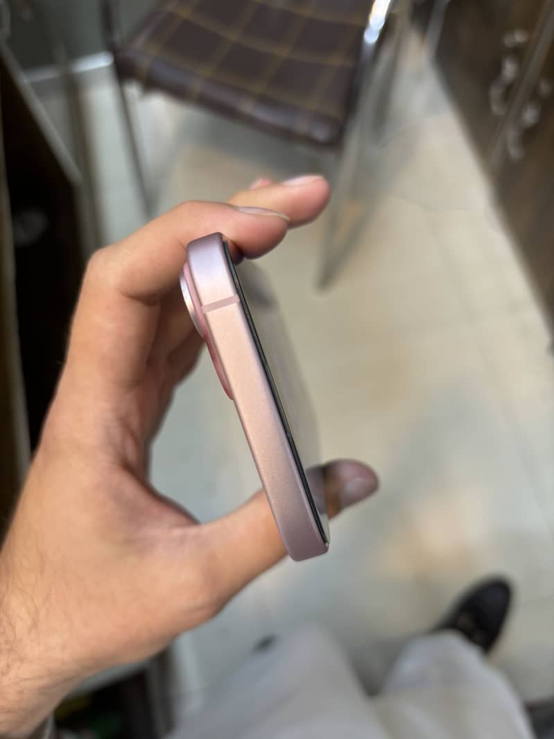 Apple iPhone 15 4
