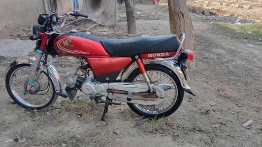 CD 70 2015 full lush okay condition. . One hand Used