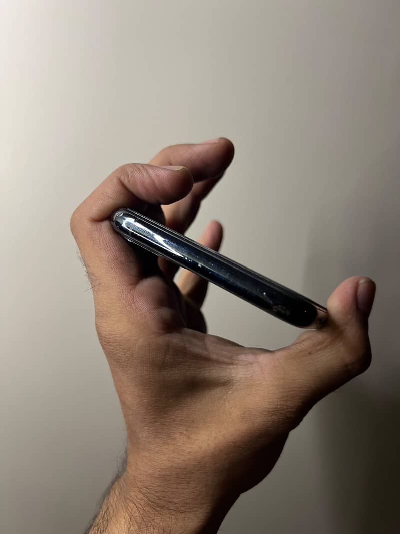 Apple iPhone 11 Pro Max 4