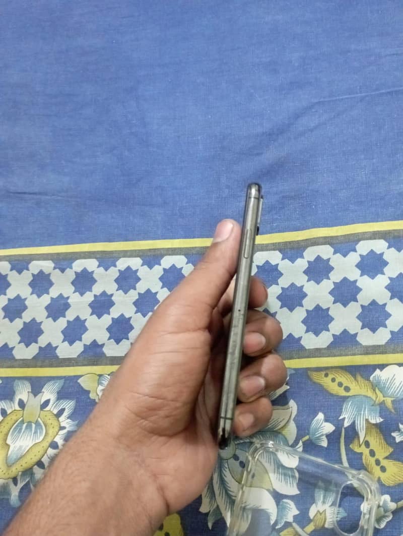 Apple iPhone XS 3