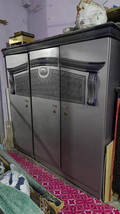 Divider Almari istri stand