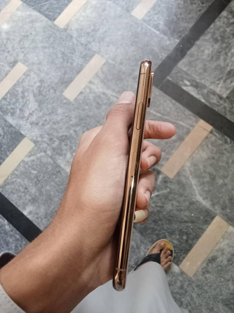 Apple iPhone XS 3