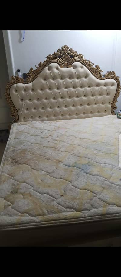 Classic Bed with two puffies