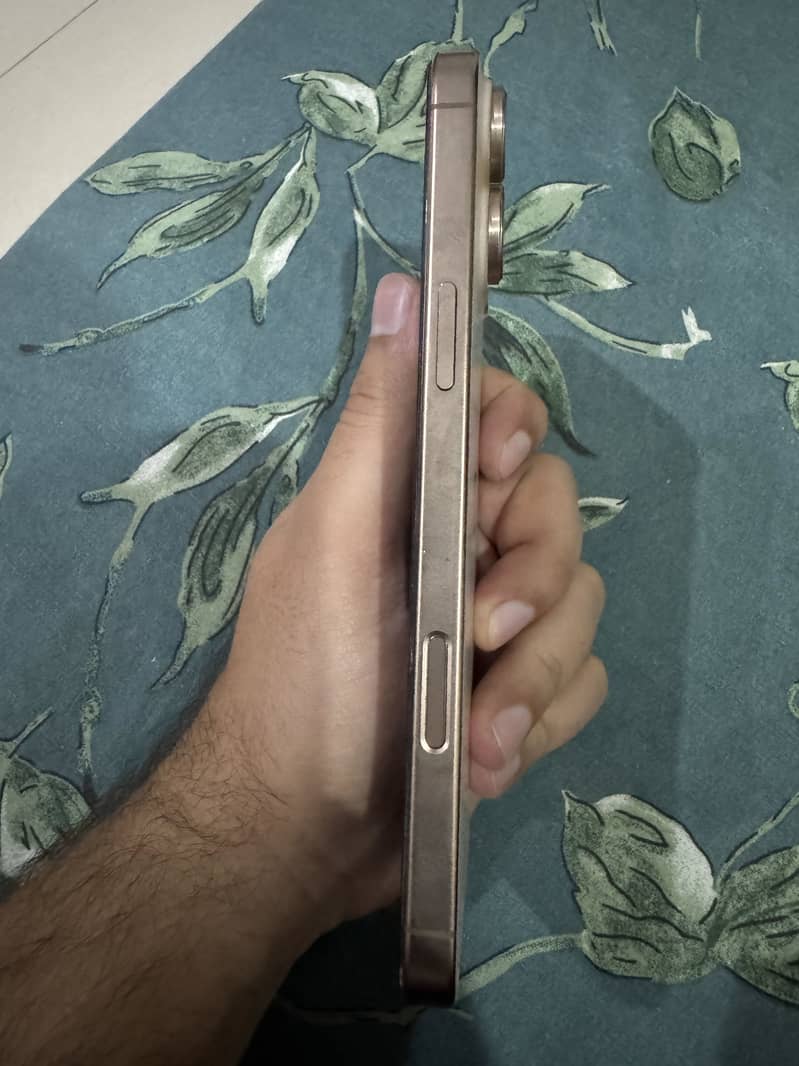 Apple iPhone 16 Pro Max 3