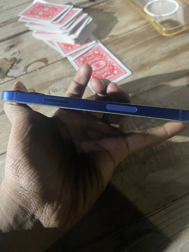 Apple iPhone 12 4