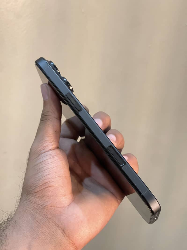 Apple iPhone 16 Pro Max 2