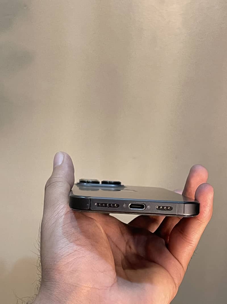 Apple iPhone 16 Pro Max 4