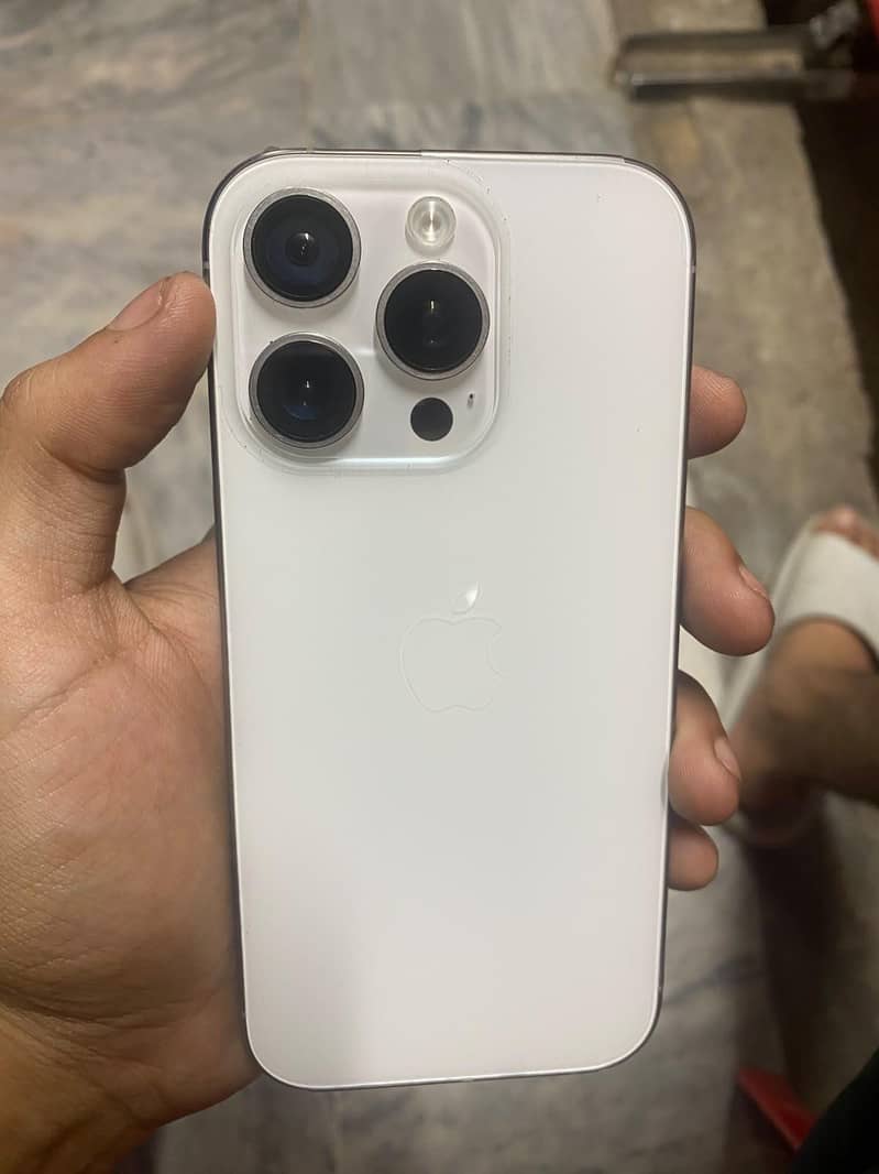 Apple iPhone 16 Pro 1