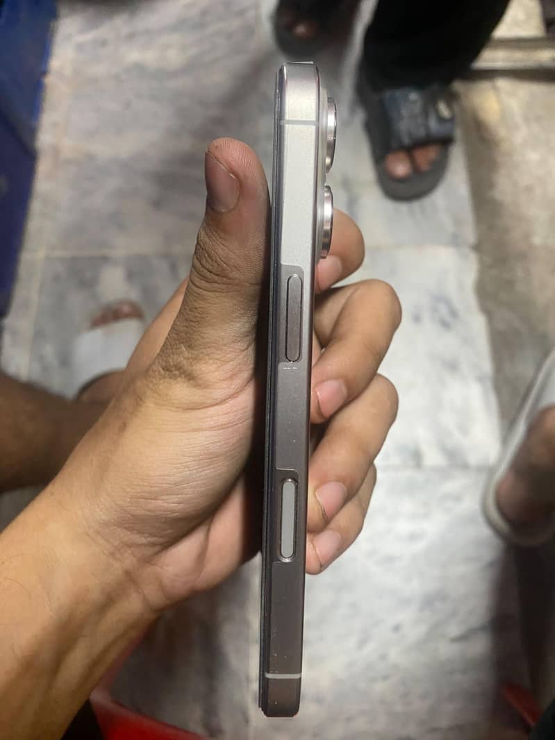 Apple iPhone 16 Pro 3