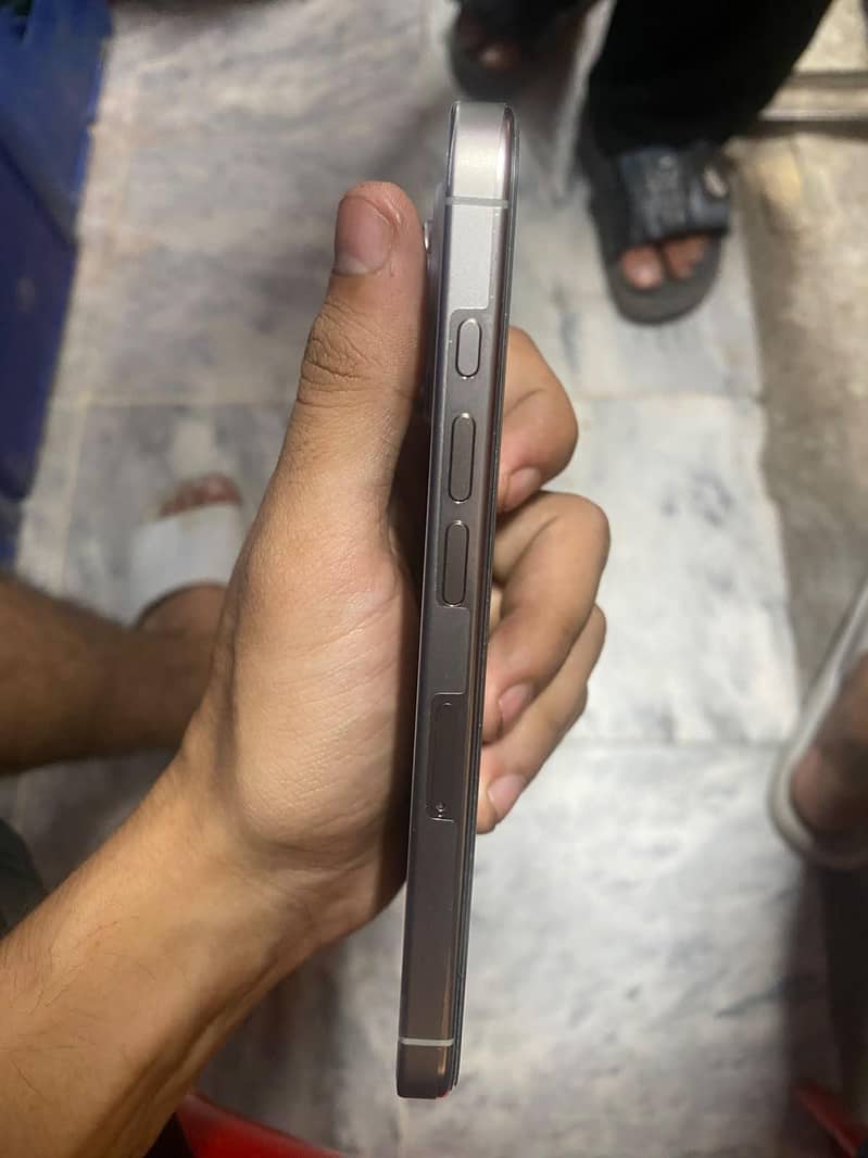 Apple iPhone 16 Pro 5