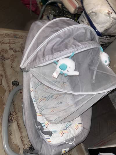 Baby Party brand ka automatic baby swing/jhula sale ke liye available
