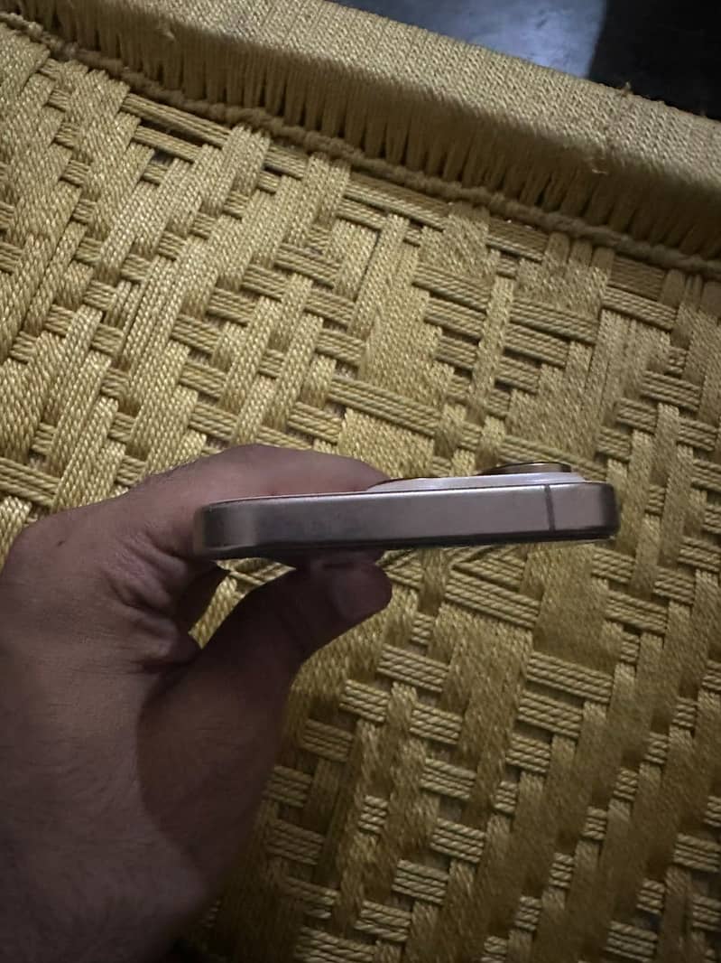 Apple iPhone 16 Pro 3