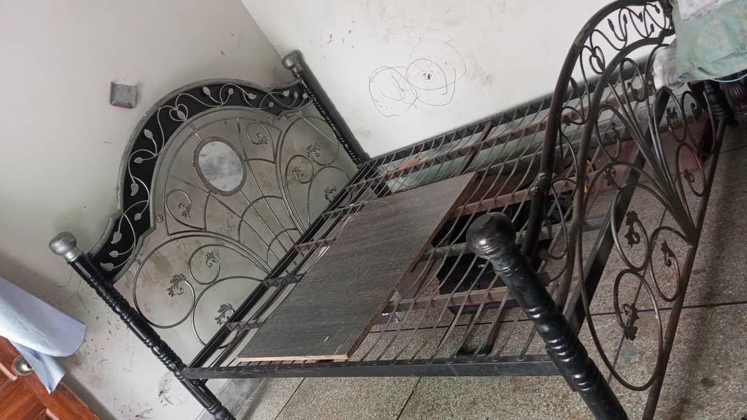 iron bed 0