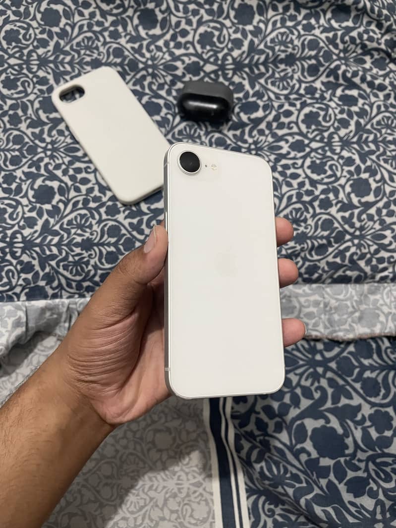 Apple iPhone 16e 0