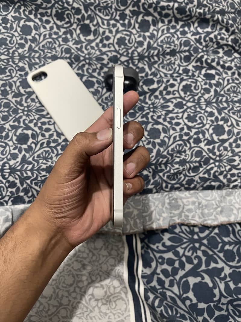 Apple iPhone 16e 2