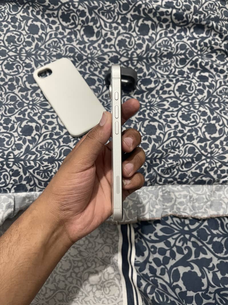 Apple iPhone 16e 3