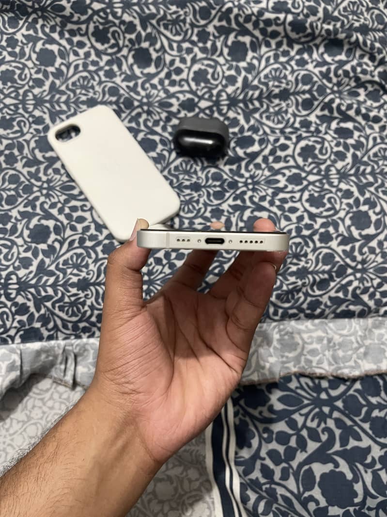 Apple iPhone 16e 4