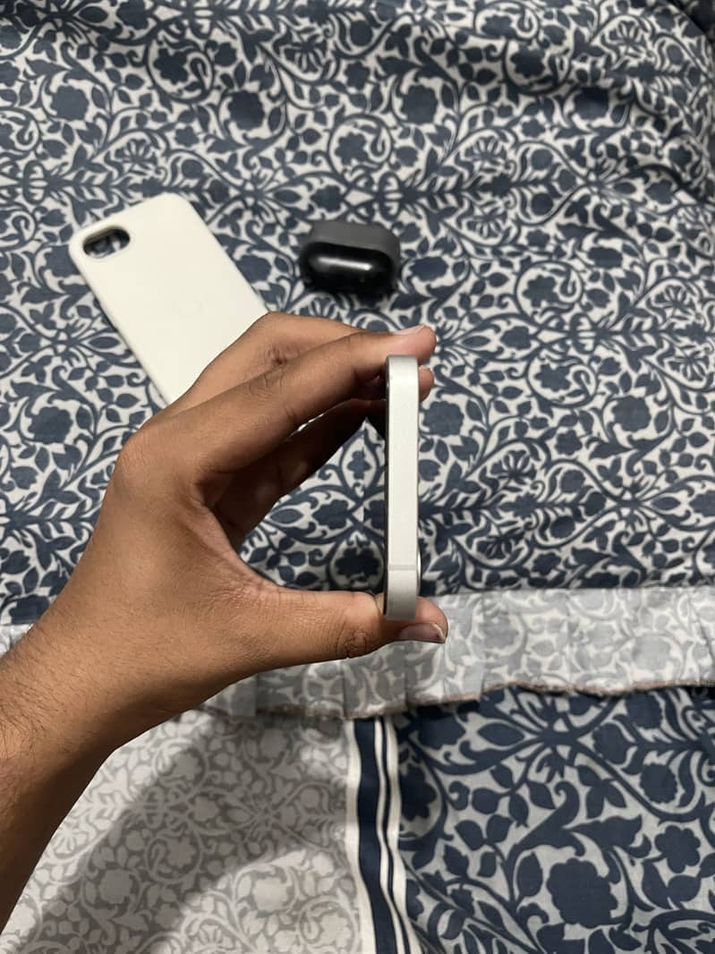 Apple iPhone 16e 5