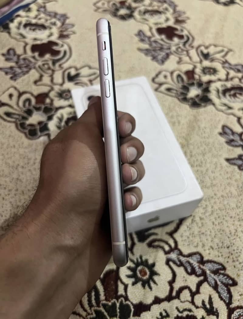 Apple iPhone 11 4