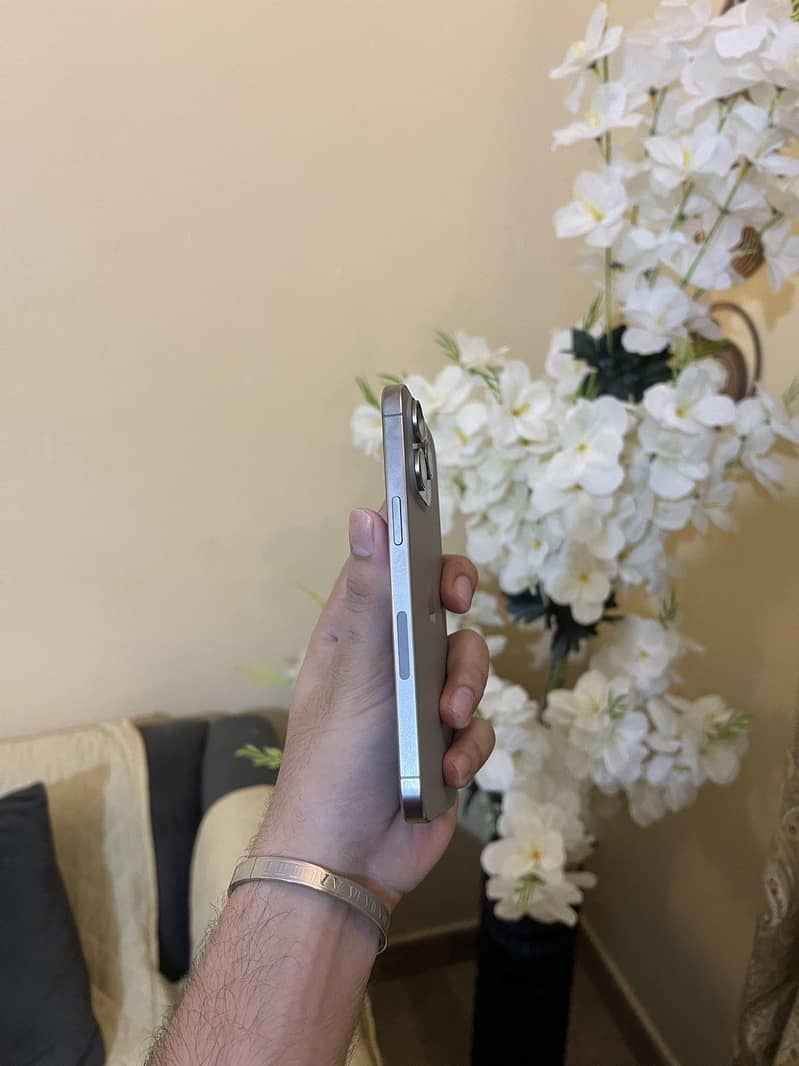 Apple iPhone 15 Pro Max 2