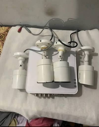 DVR 8 chanal Hikvision 4 CAMERA 2mp