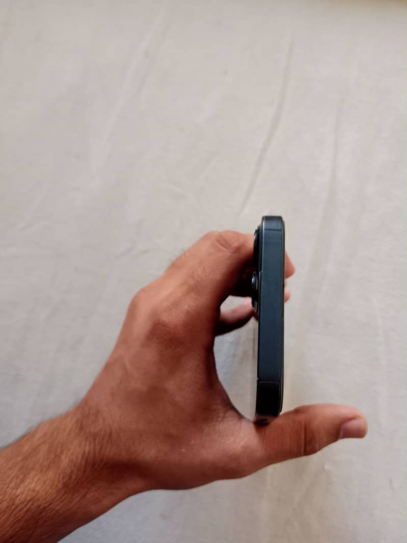 Apple iPhone 13 8