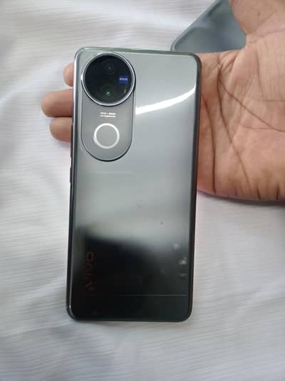Vivo V50