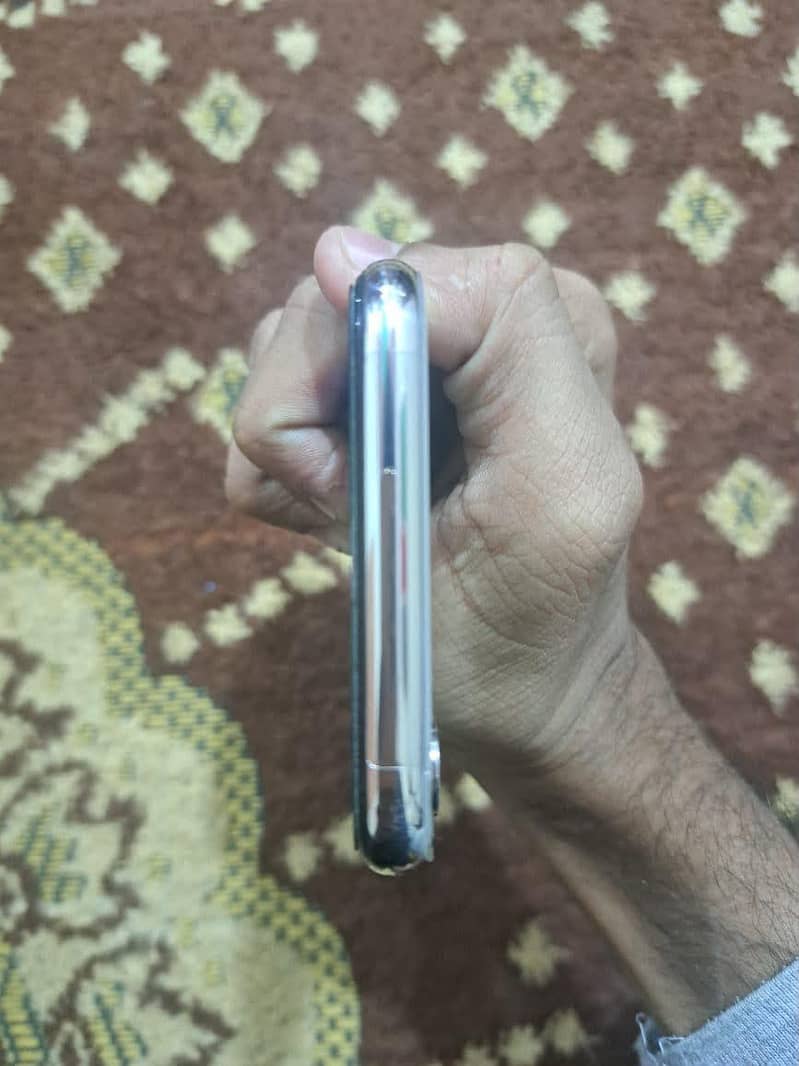 Apple iPhone X 4