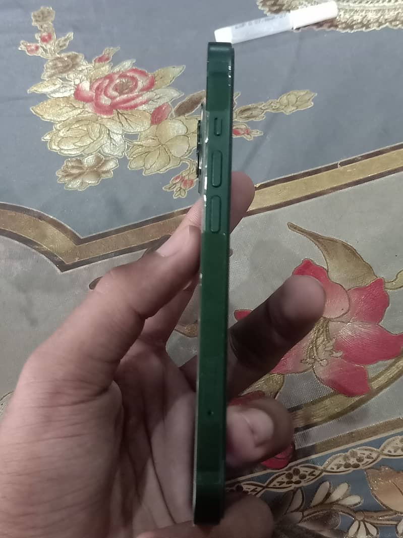 Apple iPhone 13 4